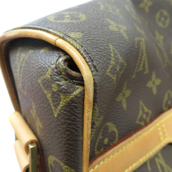 23 687115 Louis Vuitton Aves Monogram Shoulder Bag