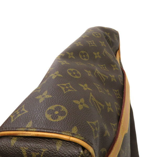 23 687116 Louis Vuitton Aves Monogram Shoulder Bag