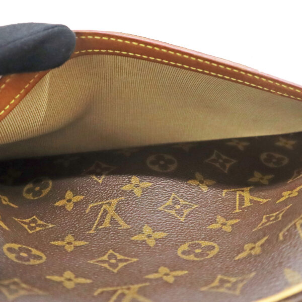 24 2097 11 Louis Vuitton Reporter Shoulder Bag