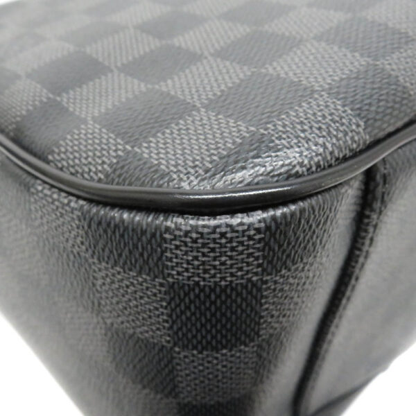 24 385405 Louis Vuitton Tadao Damier Tote Bag