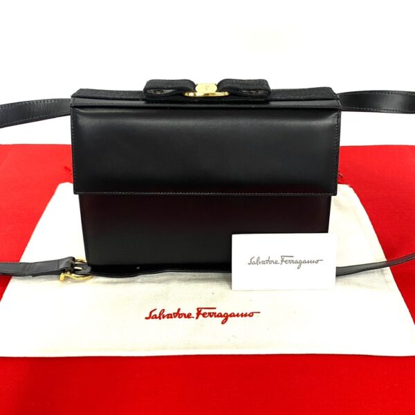 523c244609907 1 Salvatore Ferragamo Vara Leather Shoulder Bag Black