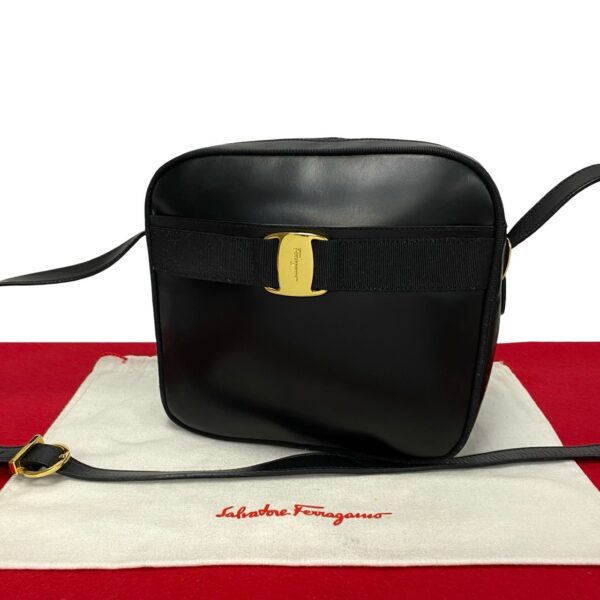 771a771 26033 1 Salvatore Ferragamo Vara Leather Shoulder Bag Black