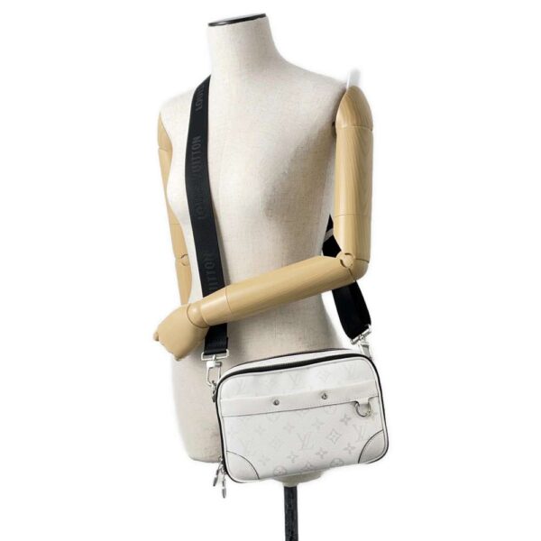 9488656 04 Louis Vuitton Alpha Messenger Taiga Shoulder Bag White