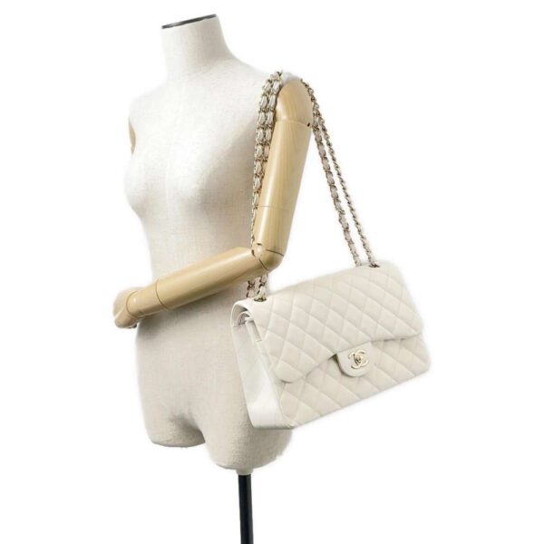 9534384 04 Chanel Matelasse 30 Cocomark Caviar Shoulder Bag White