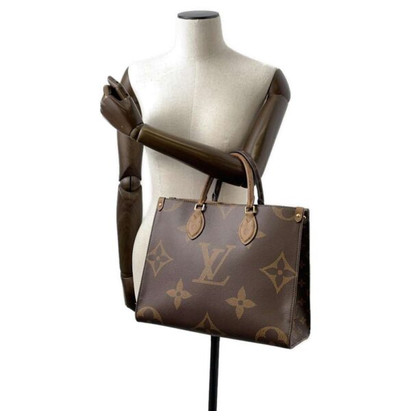 9758438 04 Louis Vuitton On the Go MM Monogram Reverse Giant Tote Bag