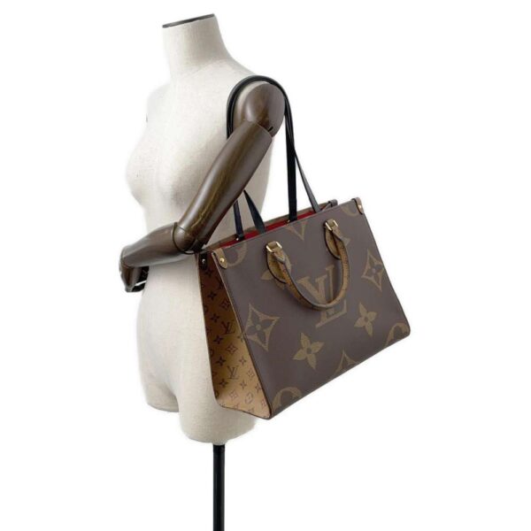 9758438 05 Louis Vuitton On the Go MM Monogram Reverse Giant Tote Bag