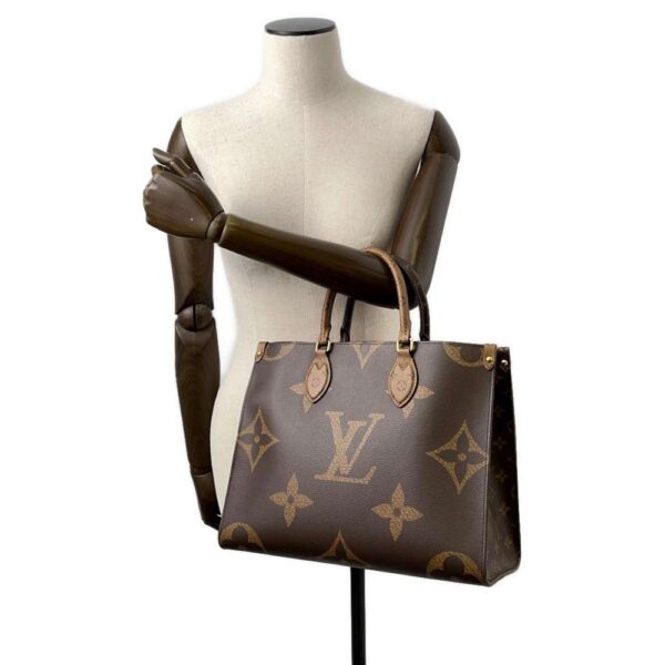 9758537 04 Louis Vuitton Monogram Reverse Giant On The Go MM Tote Bag