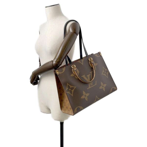 9758537 05 Louis Vuitton Monogram Reverse Giant On The Go MM Tote Bag