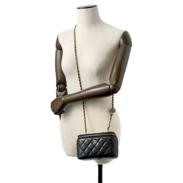 9793781 04 Chanel Matelasse Vanity Lambskin Shoulder Bag Black