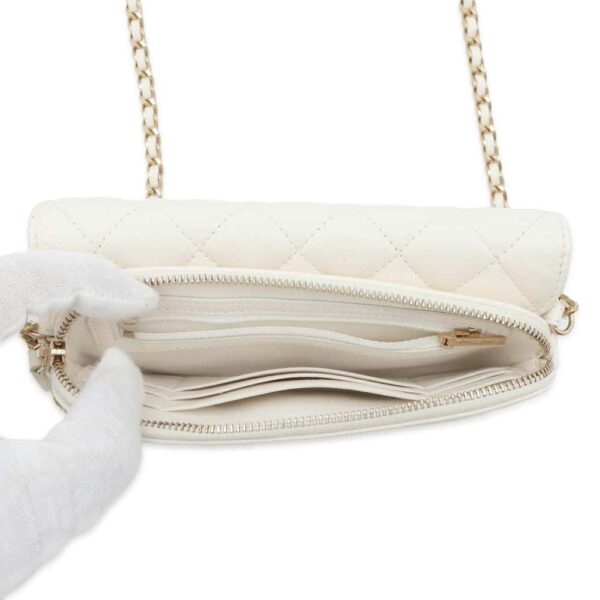 9823297 06 Chanel Matelasse Coco Mark Caviar Skin Chain Shoulder Phone Case White