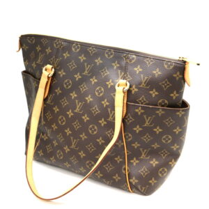 a21 432 1 Louis Vuitton Mini Pochette Accessoire Christmas Giraffe M62087