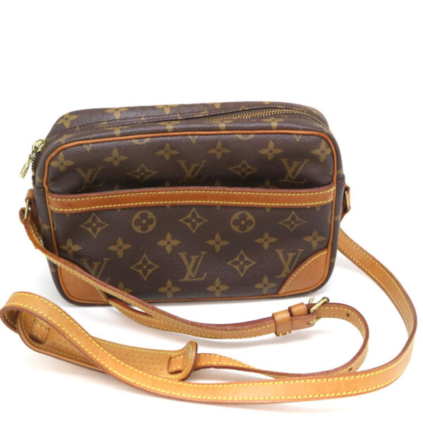 a21 4592 2 Louis Vuitton Trocadero 23 Shoulder Bag Monogram Brown