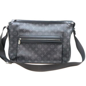 a23 193 1 Louis Vuitton Brooklyn PM Messenger Bag Damier