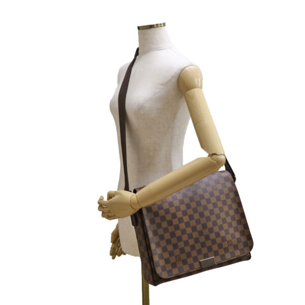 c20 6043 17 Louis Vuitton District MM Crossbody Bag Damier Brown