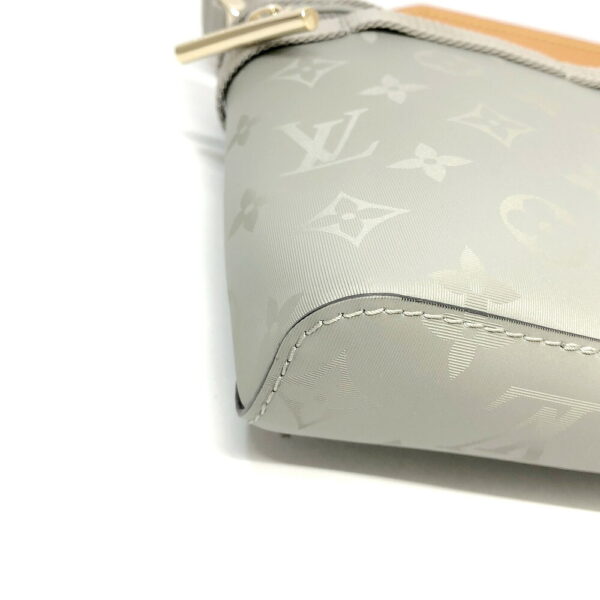 h2205875 5 Louis Vuitton Messenger PM Monogram Titanium Shoulder Bag Gray