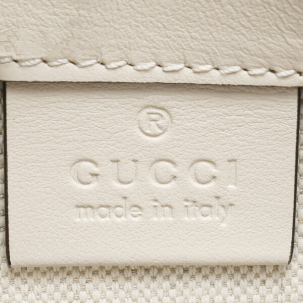 ik 00 0446059 09 Gucci Messenger Bag GG Emboss Ivory