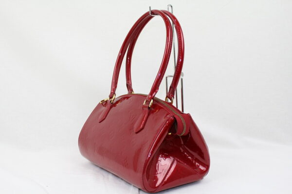 imgrc0071893516 Louis Vuitton Sherwood PM Shoulder Bag Vernis Pomme dAmour Red