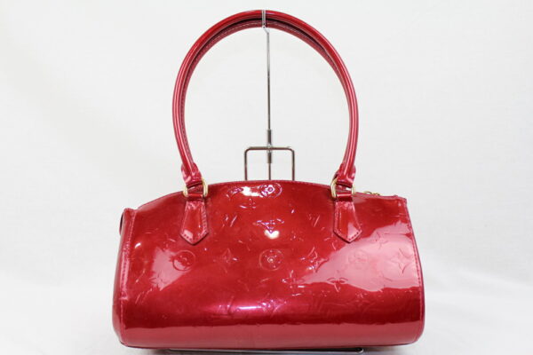 imgrc0071893517 Louis Vuitton Sherwood PM Shoulder Bag Vernis Pomme dAmour Red