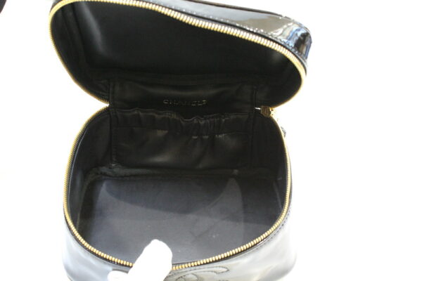 imgrc0072288139 Chanel Vanity Enamel Black Pouch