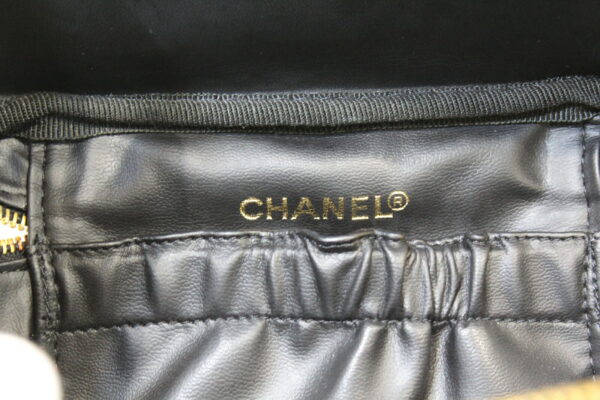 imgrc0072288140 Chanel Vanity Enamel Black Pouch