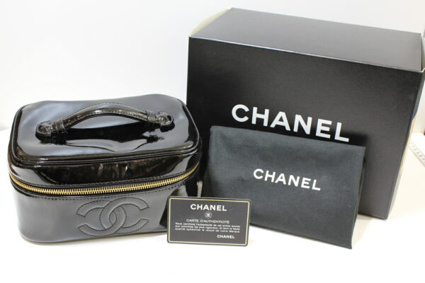 imgrc0072288143 Chanel Vanity Enamel Black Pouch