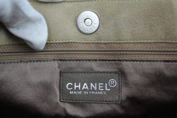 imgrc0072518984 Chanel Patchwork Suede Shoulder Bag Beige