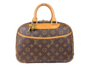 imgrc0074474876 Louis Vuitton Saumur 30 Crossbody Shoulder Bag Monogram Brown