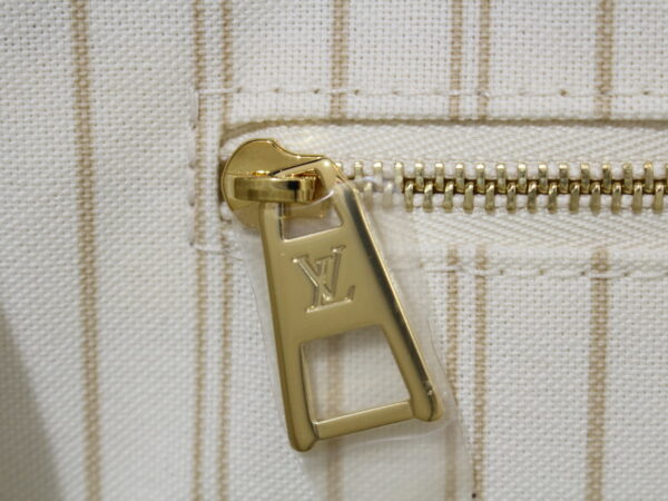 imgrc0077267472 Louis Vuitton On the Go GM Monogram Jungle Tote Bag