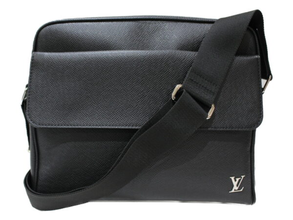 imgrc0079144702 Louis Vuitton Alex Messenger Taiga Shoulder Bag