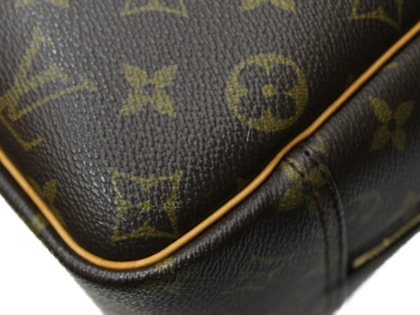 imgrc0081399812 Louis Vuitton Deauville Monogram Handbag