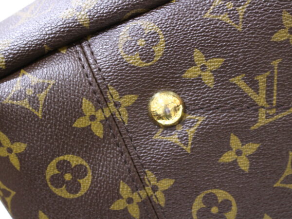 imgrc0085182774 Louis Vuitton Artsy MM Monogram Shoulder Bag