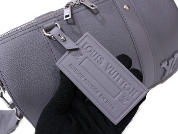 imgrc0089100074 Louis Vuitton City Keepall Aerogram Leather Shoulder Bag Gray