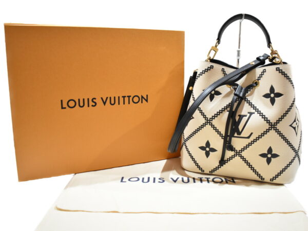 imgrc0090648083 Louis Vuitton Neo Noe MM Handbag Broderie Empreinte White Black