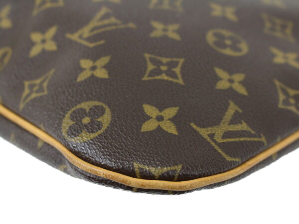 imgrc0091242173 Louis Vuitton Pochette Bosphore Monogram Canvas Shoulder Bag Brown