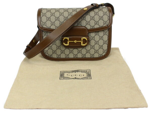 imgrc0092244129 Gucci Horsebit GG Supreme Canvas Shoulder Bag Beige Brown