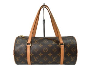 imgrc0096677937 Louis Vuitton Taiga Beluga Shoulder Bag