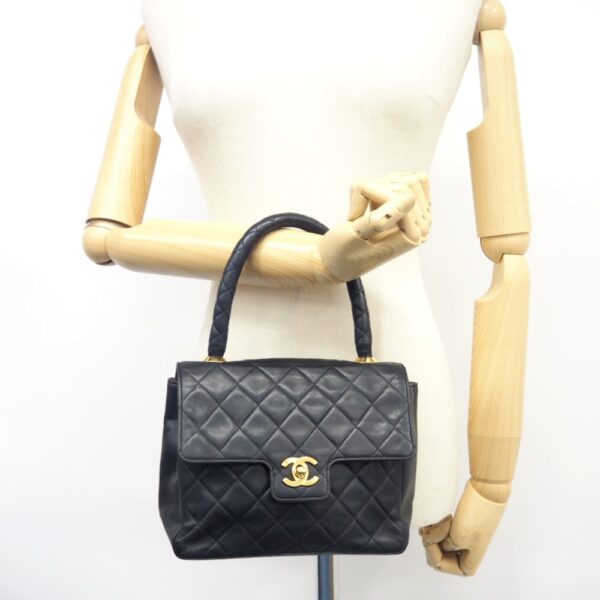 z0002142 7 Chanel Matelasse Turnlock Handbag Black