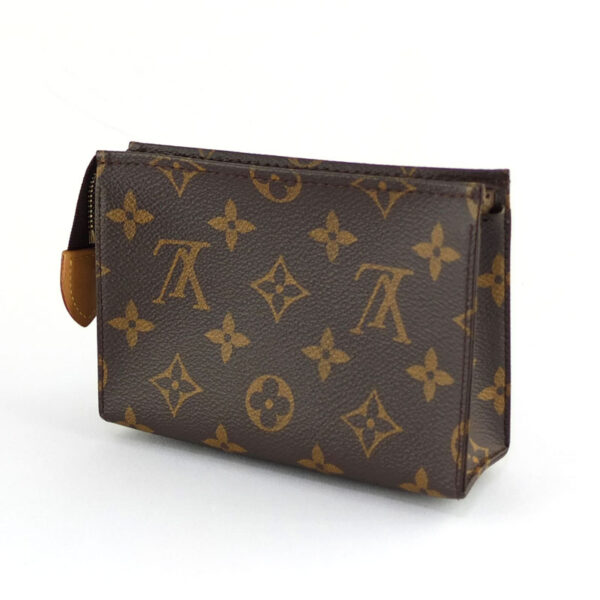 10004730 2 Louis Vuitton Posh Toilette 15 Monogram Pouch