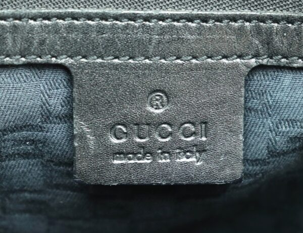 11671378 8 Gucci Logo Punching Handbag Black