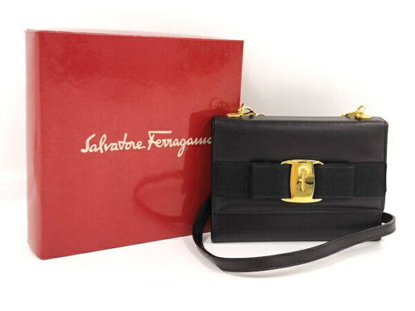 2000198257700034 10 Salvatore Ferragamo Rose Ribbon Shoulder Wallet Pouch Black