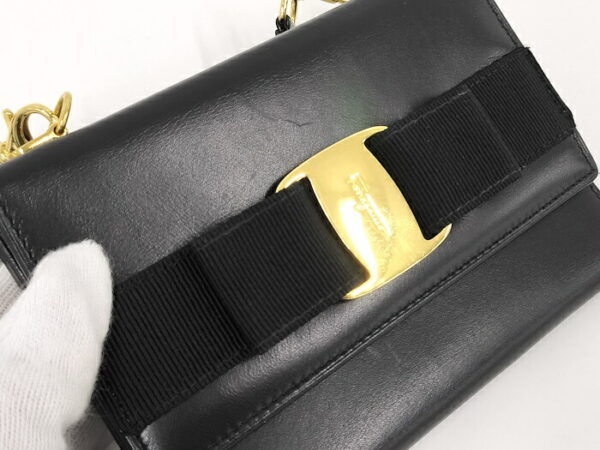 2000198257700034 5 Salvatore Ferragamo Rose Ribbon Shoulder Wallet Pouch Black