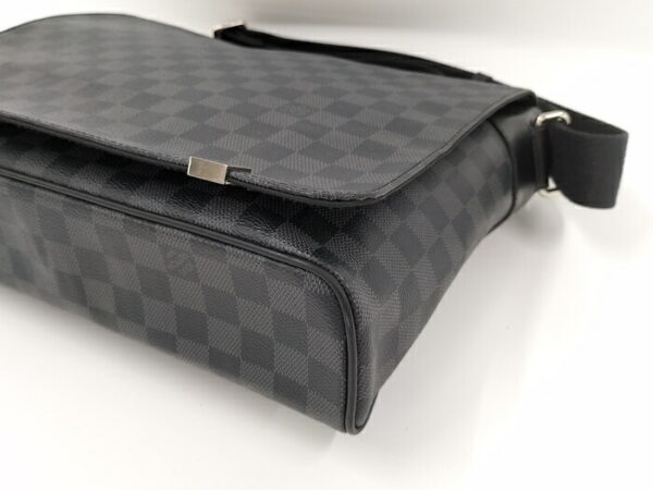 2000773252001154 3 Louis Vuitton District MM NM Shoulder Bag Damier Graphite