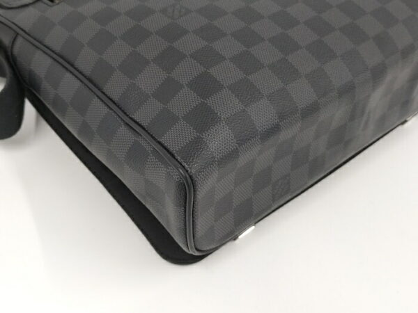 2000773252001154 4 Louis Vuitton District MM NM Shoulder Bag Damier Graphite