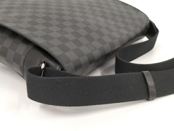 2000773252001154 6 Louis Vuitton District MM NM Shoulder Bag Damier Graphite