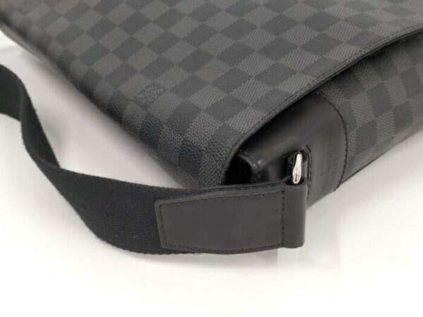 2000773252001154 7 Louis Vuitton District MM NM Shoulder Bag Damier Graphite