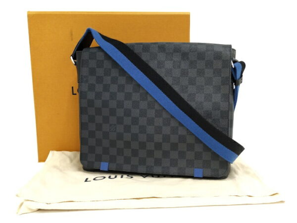 2000773252001219 10 Louis Vuitton District MM Messenger Bag Damier Graphite