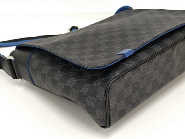 2000773252001219 4 Louis Vuitton District MM Messenger Bag Damier Graphite