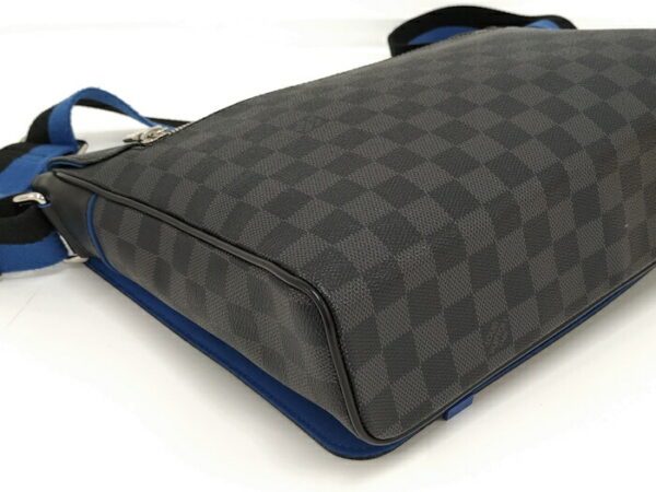 2000773252001219 5 Louis Vuitton District MM Messenger Bag Damier Graphite