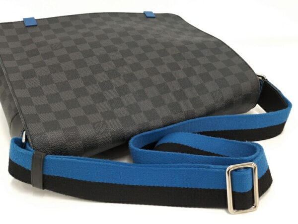 2000773252001219 6 Louis Vuitton District MM Messenger Bag Damier Graphite