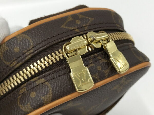 2000773257601102 7 Louis Vuitton Pochette Ganju Body Bag Monogram